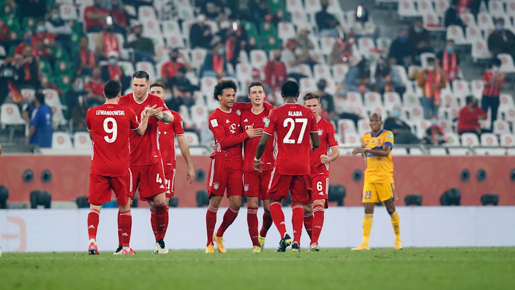 Benjamin Pavard celebra con sus compañeros tras su gol en la final del Mundial de Clubes 2013.