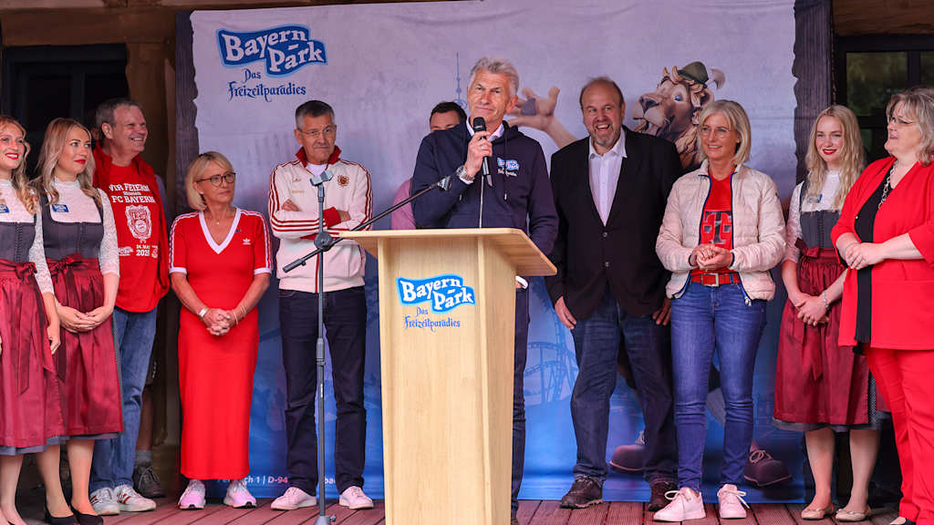 Klaus Augenthaler at the podium at the fan festival at Bayern Park