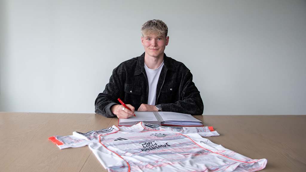 Richard Meier bei der Vertragsunterschrift am FC Bayern Campus.