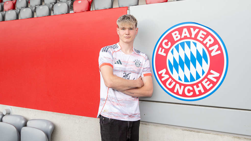 Richard Meier in der Spielstätte am FC Bayern Campus.