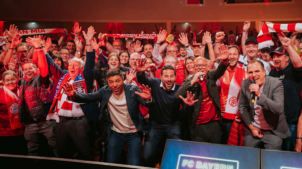 Teilnehmer und Publikum der FC Bayern Show bei der Telekom in Bonn jubeln gemeinsam