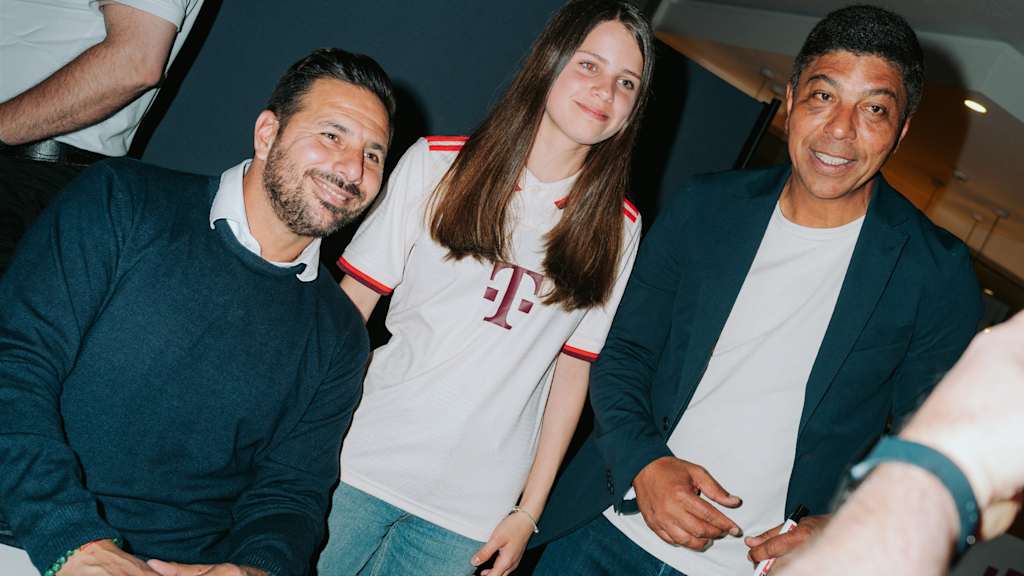 Claudio Pizarro und Giovane Elber posieren mit einem Fan für ein Foto.