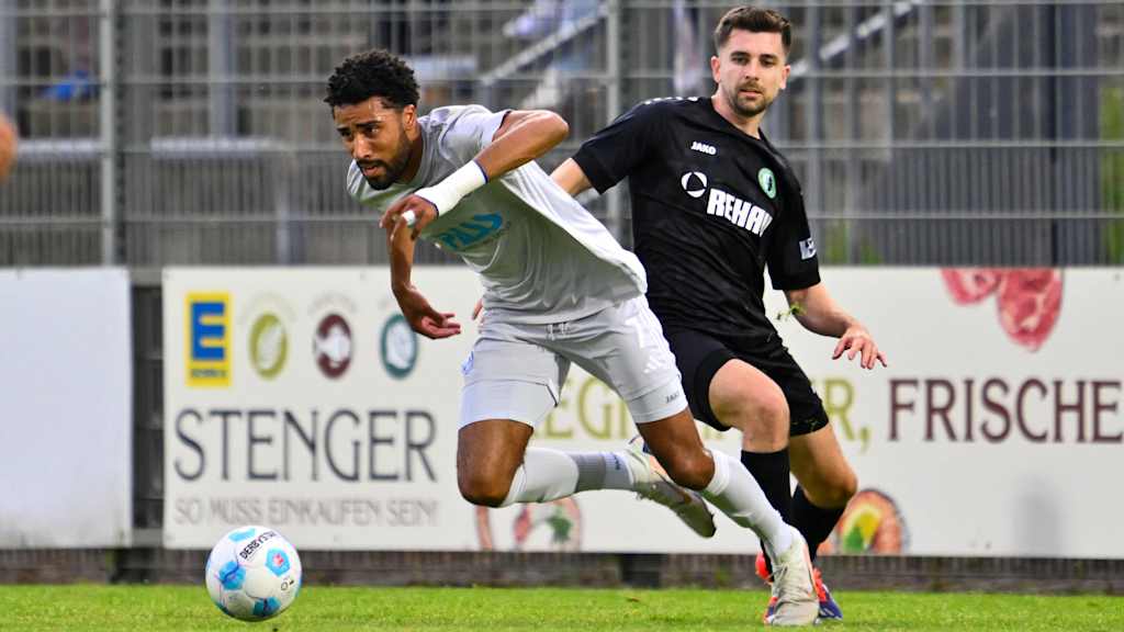 David Nene und Niclas Egerer im Zweikampf im Duell zwischen Aschaffenburg und Eltersdorf.