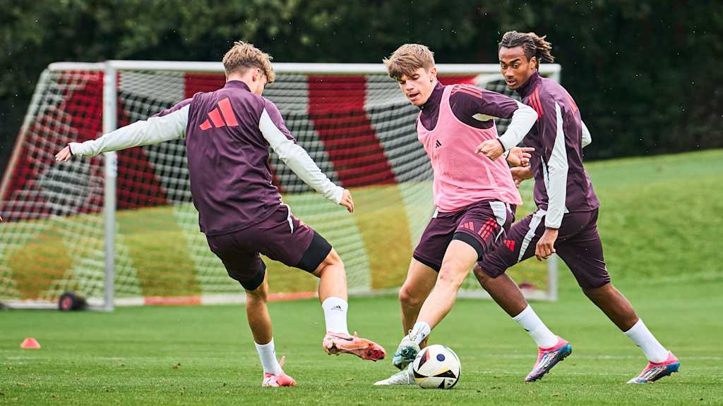 Guido Della Rovere mit Ball am Fuß im Training der FC Bayern Amateure.