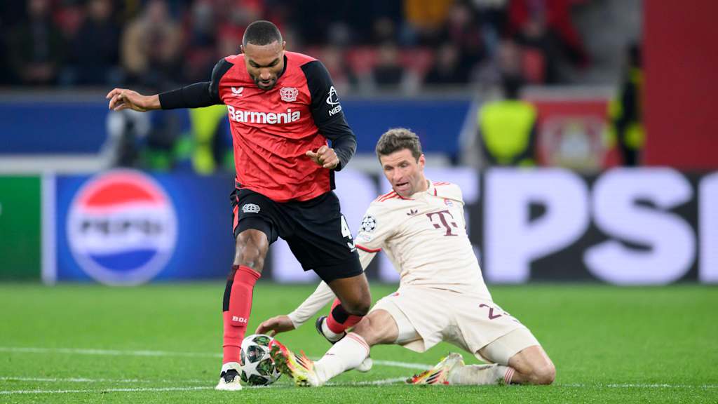 Jonathan Tah in a duel with Thomas Müller