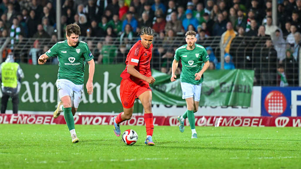 Julien Yanda am Ball im Duell beim 1. FC Schweinfurt.
