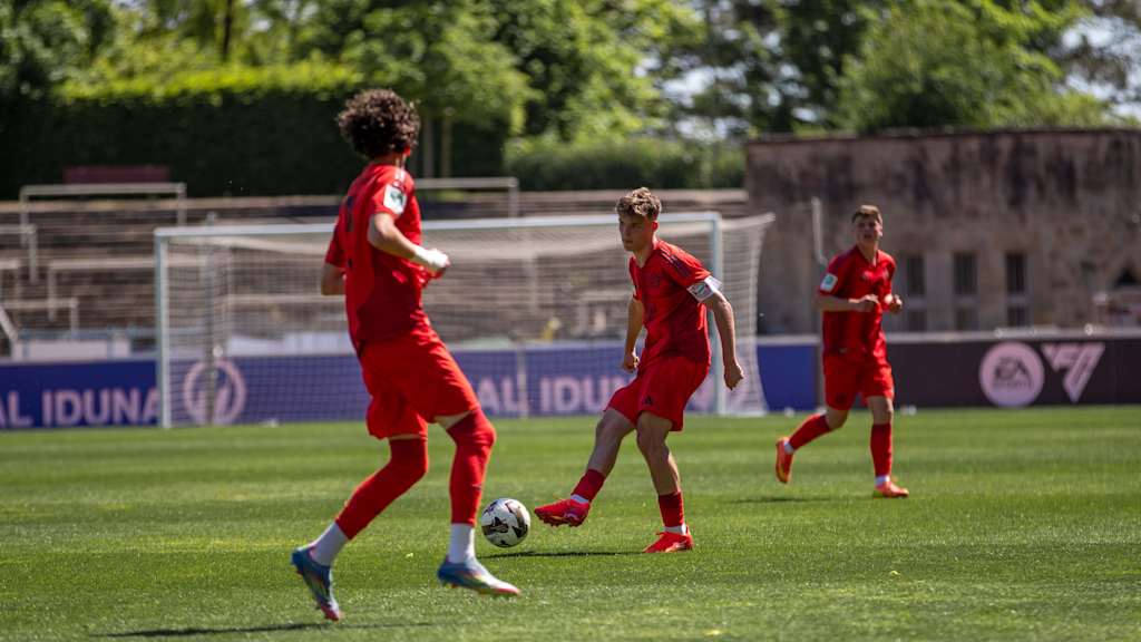 Moritz Göttlicher am Ball im Spiel gegen Borussia Dortmund.