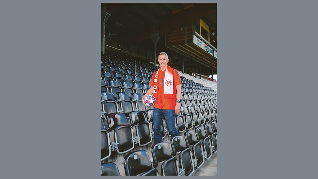 Thomas Müller, 48, ist Lehrer für Sport und Mathe und lebt in Aarau (Schweiz). Er ist FCB-Fan seit 1985 und Mitglied seit 2025.