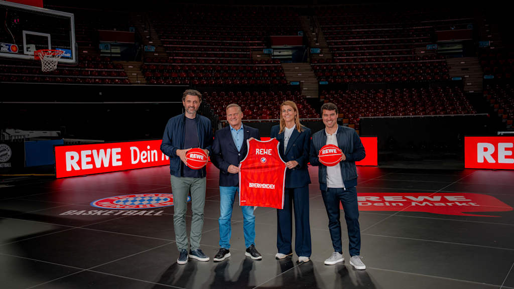 (v. l.) Marko Pesic, Geschäftsführer des FC Bayern Basketball, REWE Group Vorstand Peter Maly, Elisabeth Promberger, Vorsitzende der Geschäftsleitung REWE Süd, und Adrian Sarmiento, Chief Strategy Officer des FC Bayern Basketball, bei der Vertragsverlängerung der gemeinsamen Partnerschaft.