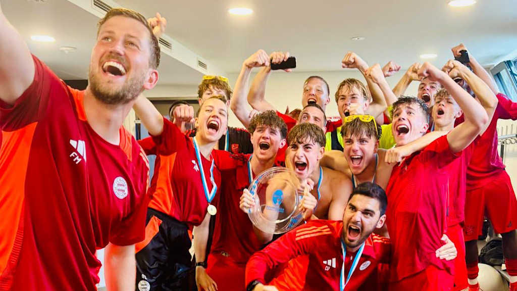 Die FC Bayern U16 feiert die Meisterschaft