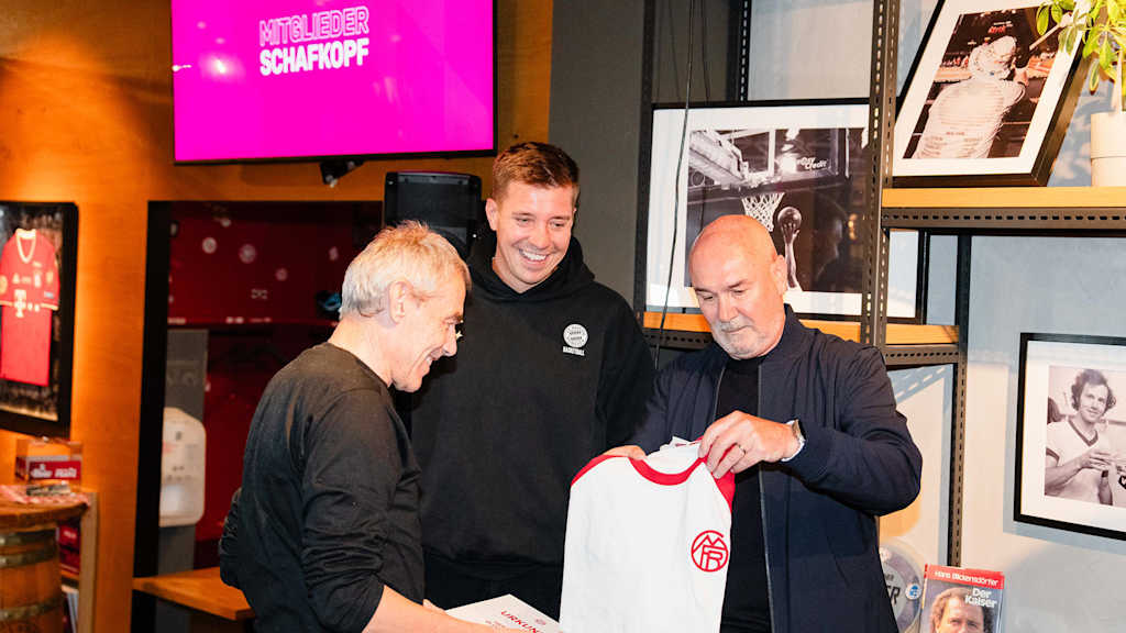 Steffen Hamann und Raimond Aumann überreichen den Preis an einen der Gewinner beim FC Bayern Mitglieder Schafkopf