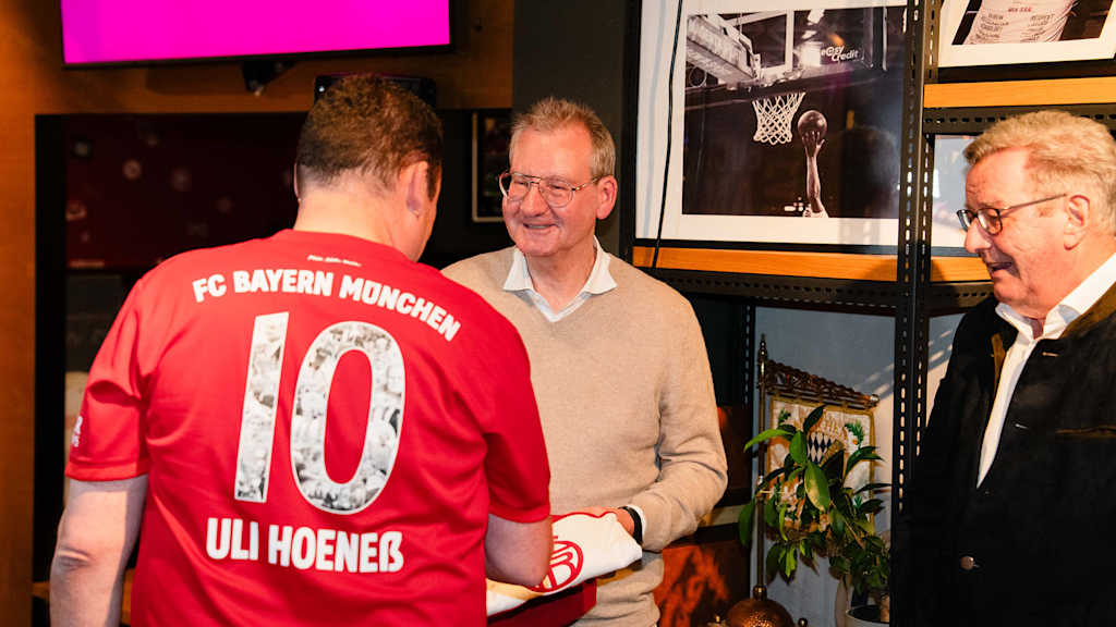 Prof. Dr. Dieter Mayer und Karl Hopfner beim Mitglieder Schafkopf des FC Bayern