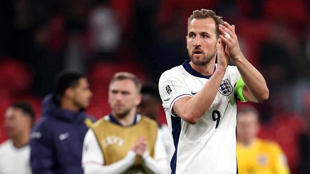 Harry Kane applaudiert nach einem Länderspiel der englischen Nationalmannschaft in Richtung der Fans