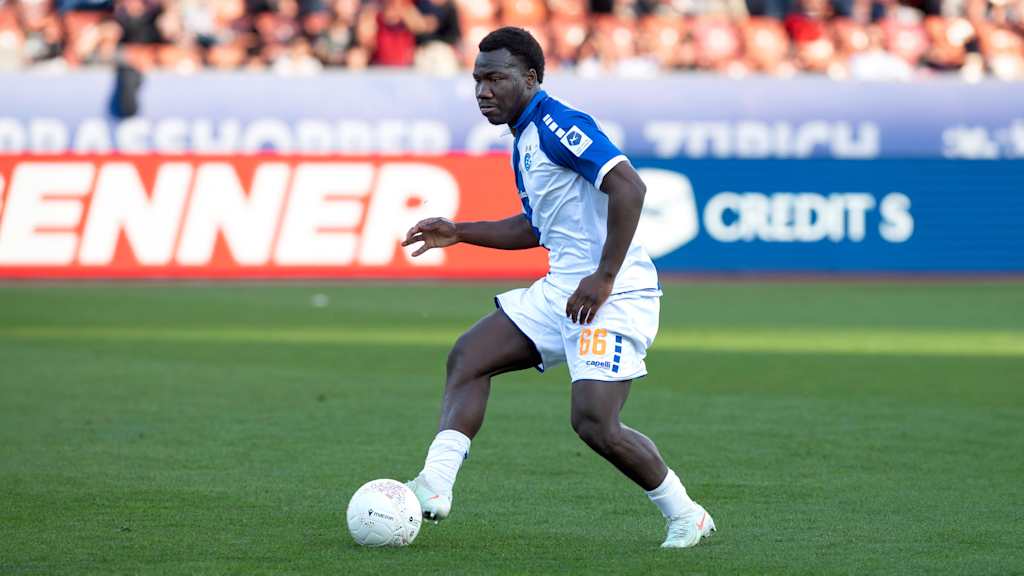 Nestory Irankunda mit dem Ball am Fuß während eines Heimspiels des Grasshopper Club Zürich.