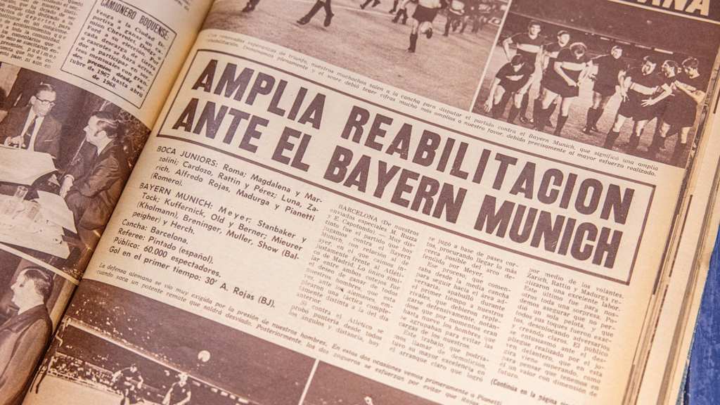 Der Schriftzug Bayern Munich in einer Zeitschrift