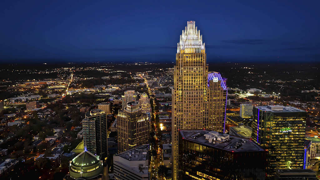 Luftaufnahme der Queen City, Charlotte, North Carolina bei Nacht
