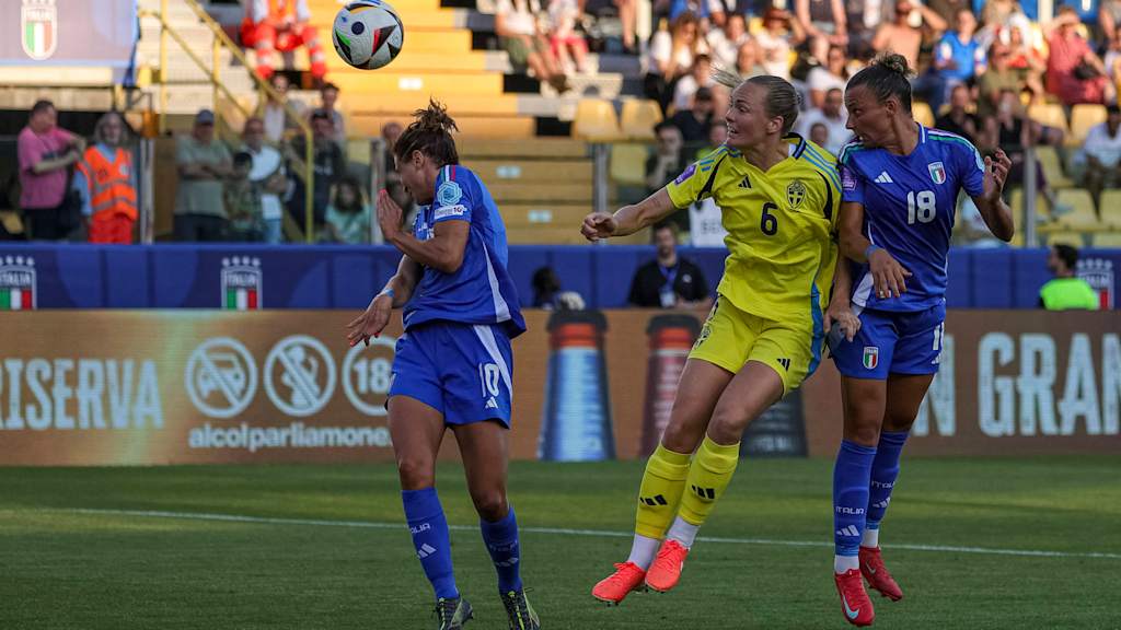 Magdalena Eriksson took on Bayern teammate Arianna Caruso as Sweden faced Italy.