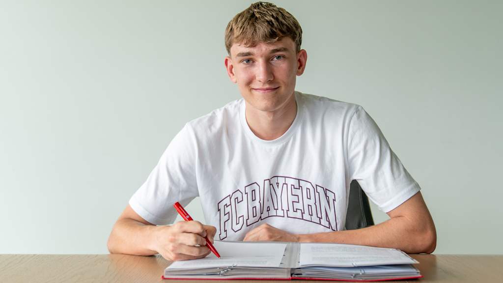 Artur Degraf bei der Vertragsunterschrift am FC Bayern Campus.