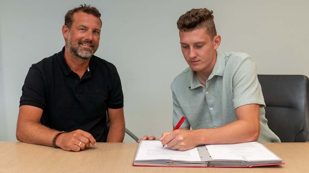 David Heindl und Markus Weinzierl bei der Vertragsunterschrift am FC Bayern Campus.
