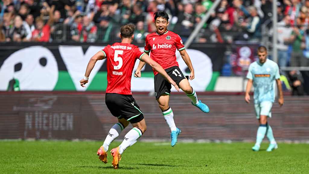 Hyunju Lee bejubelt einen Treffer im Trikot von Hannover 96.