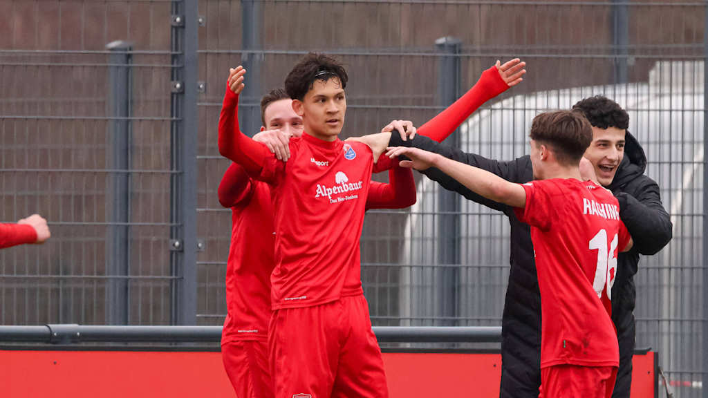 Jason Eckl bejubelt einen Treffer im Duell gegen die U19 von Borussia Dortmund.