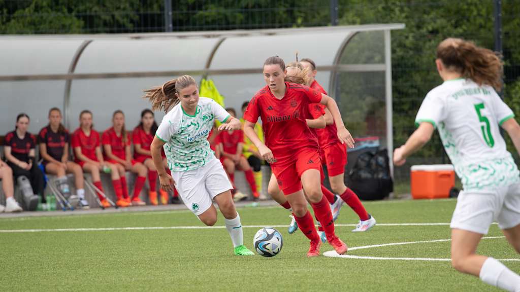 Spielszene der U17-Juniorinnen des FC Bayern während eines Heimspiels am FC Bayern Campus.