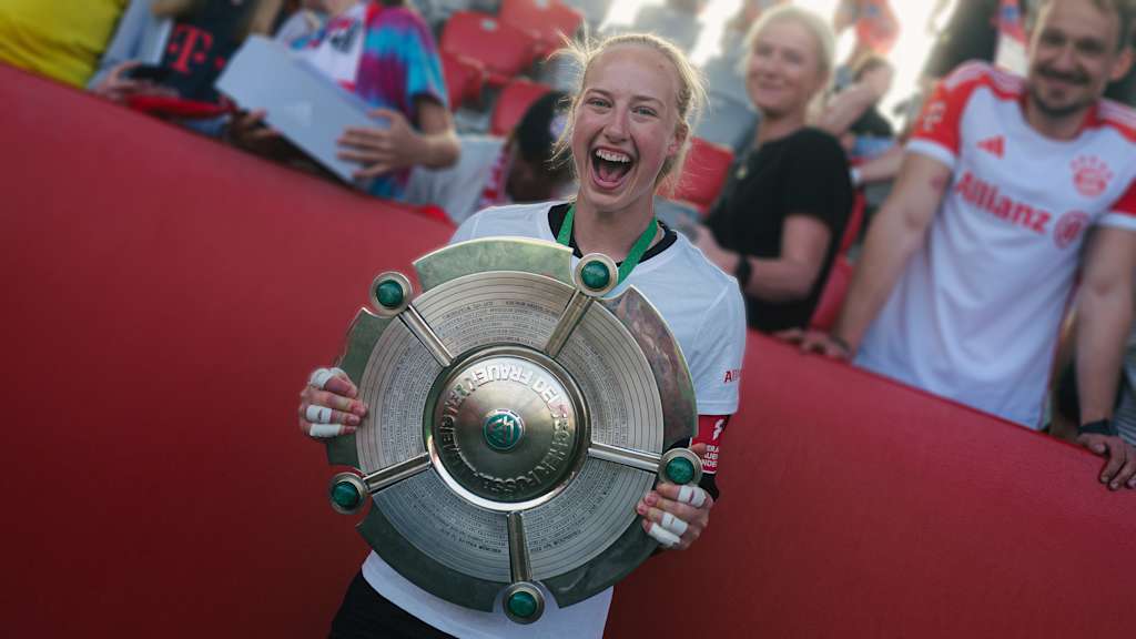 Cecilía Rán Rúnarsdóttir mit Meisterschale bei der Meisterfeieier in der Spielstätte am FC Bayern Campus nach der Spielzeit 2022/23.