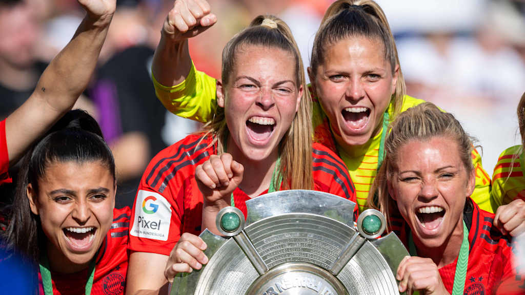 Jill Baijings feiert mit ihren Teamkolleginnen die Meisterschaft 2023/24.