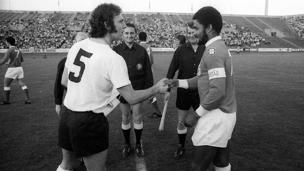Franz Beckenbauer schüttelt Eusebio auf einer historischen Fotografie vor Anpfiff die Hand