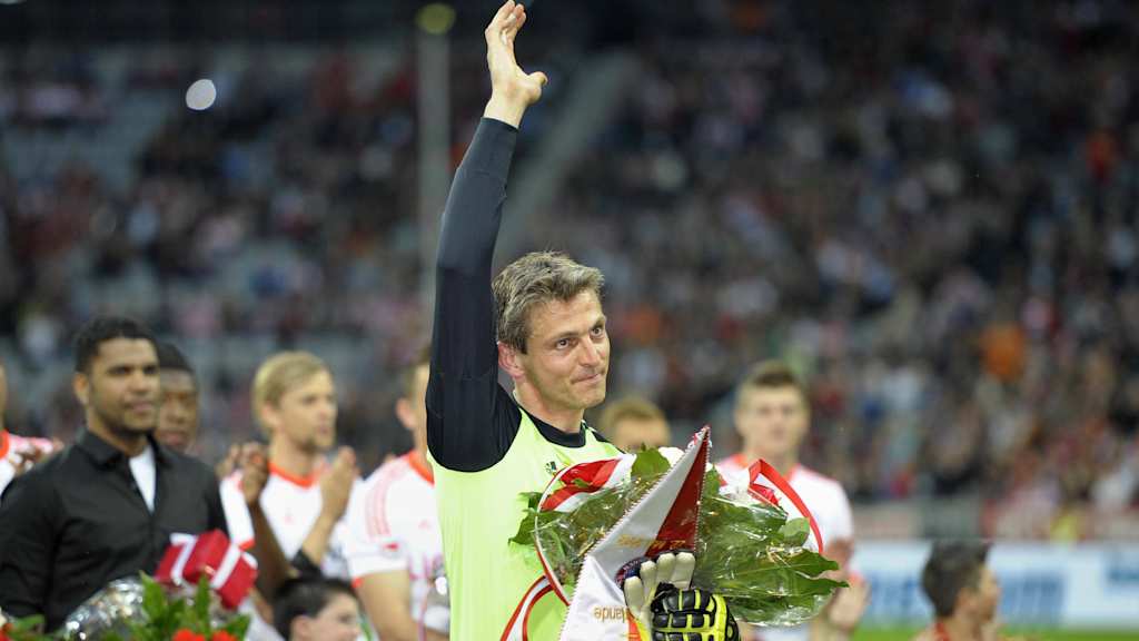 Hans Jörg Butt winkt mit Blumenstrauß ins Publikum