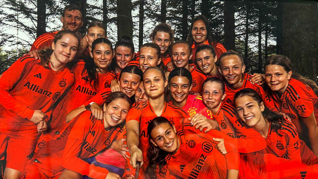 Die U17 freut sich nach einem gemeinsamen Sieg.