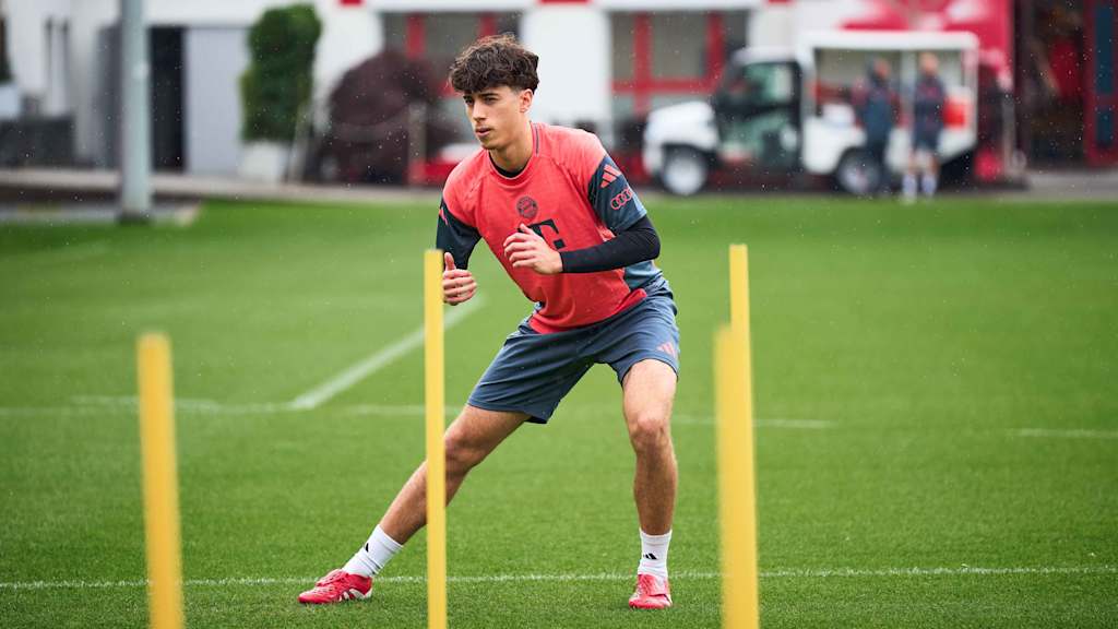 David Santos Daiber stretches on the pitch at Säbener Straße.