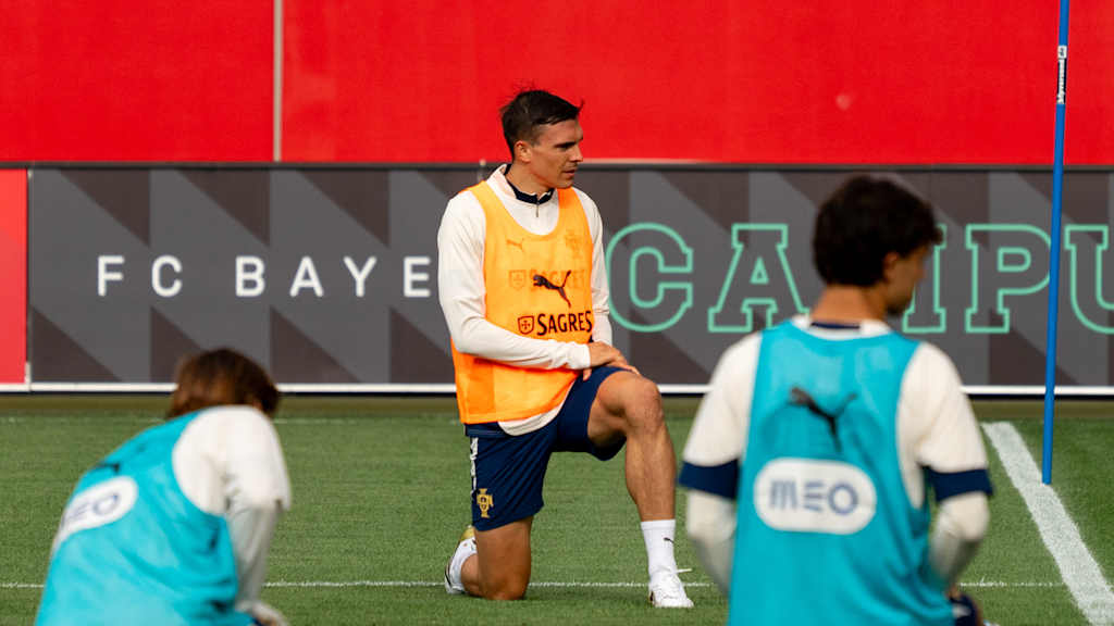 João Palhinha dehnt sich in der Spielstätte am FC Bayern Campus.