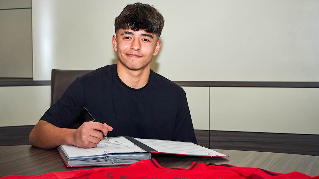 Maycon, nuevo fichaje del equipo sub-17 del FC Bayern, firmando su contrato.