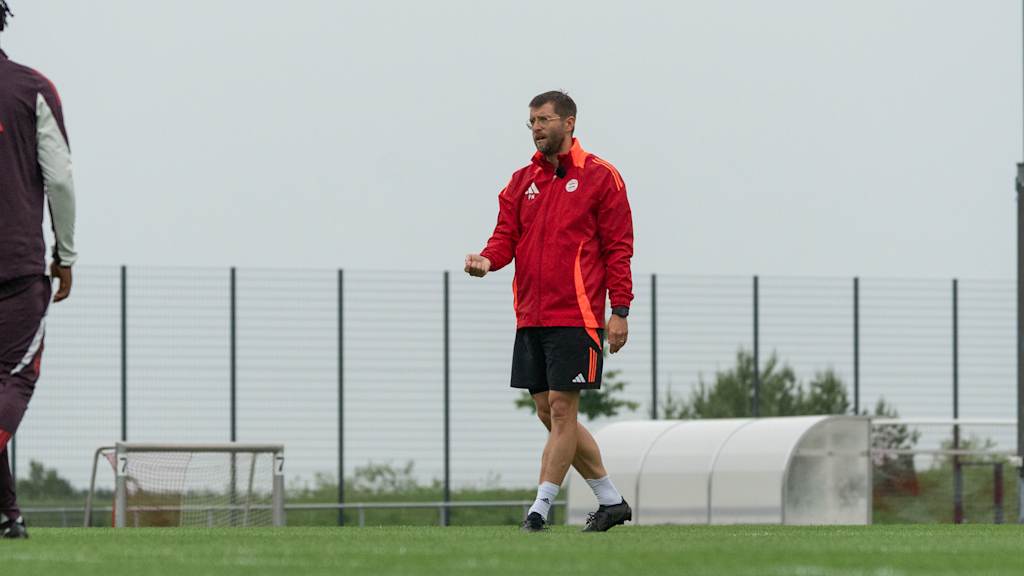 U17-Cheftrainer Patrick Kaniuth beim Abschlusstraining vor dem Halbfinale am FC Bayern Campus.
