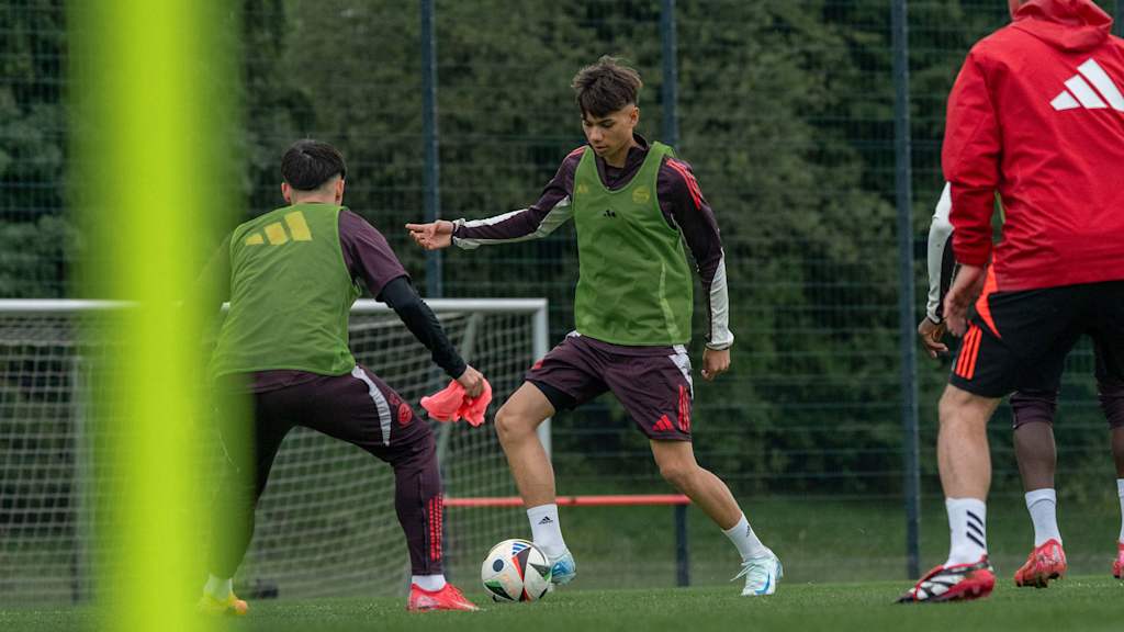 Roy Snip aus der FC Bayern U17 beim Abschlusstraining am FC Bayern Campus am Ball.