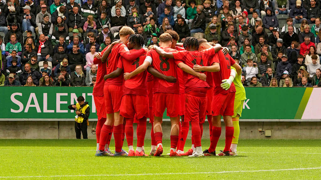 Die U17 des FC Bayern bildet vor dem Anpfiff einen Kreis.