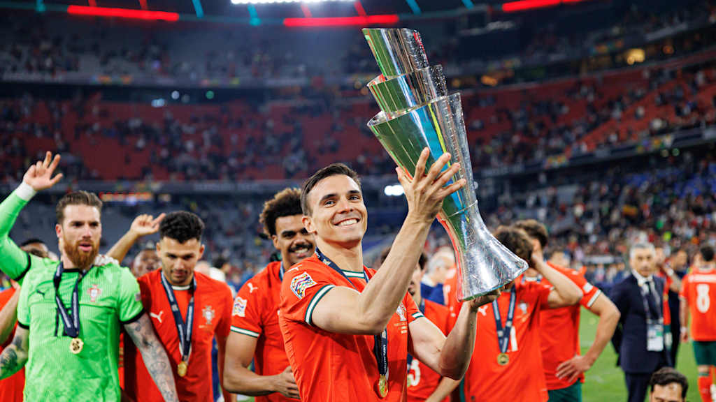 Joao Palhinha mit dem Pokal der Nations League in der Allianz Arena