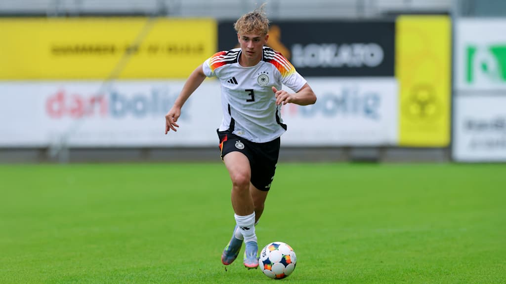Maximilian Hennig mit Ball am Fuß im Länderspiel für Deutschland.