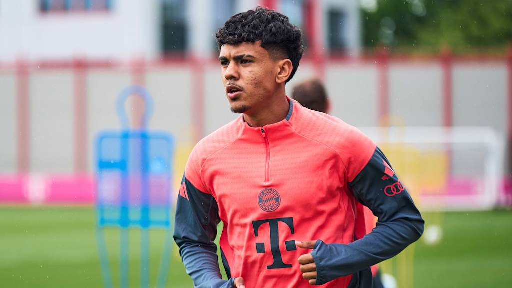 Adam Aznou entrenamiento FC Bayern Säbener Straße