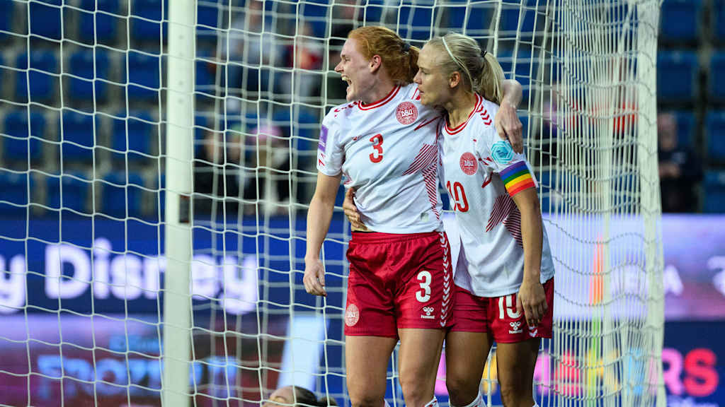 Arm in arm, Stine Ballisager and Pernille Harder celebrate a goal.