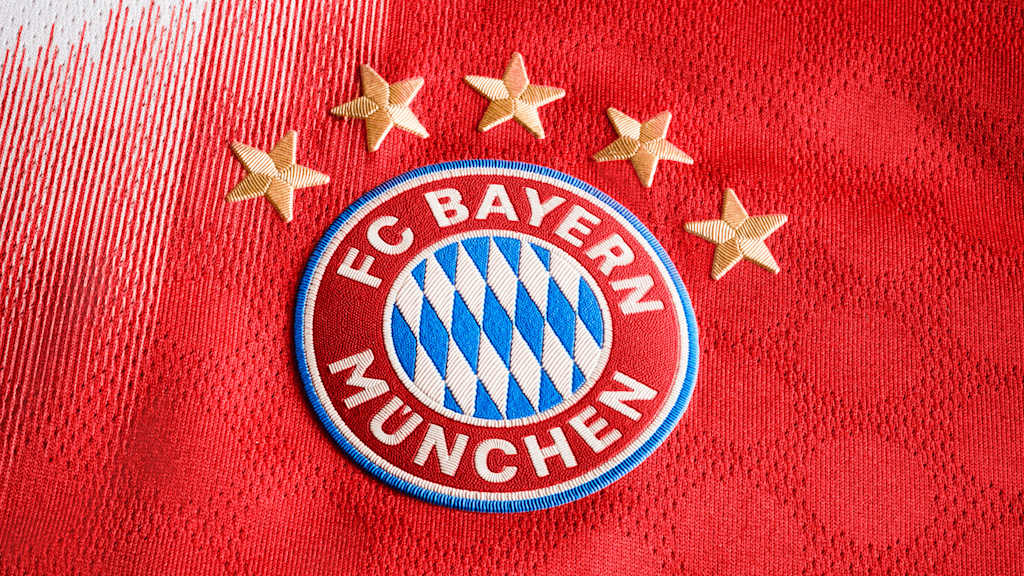 Das FC Bayern-Logo vor einem roten Hintergrund