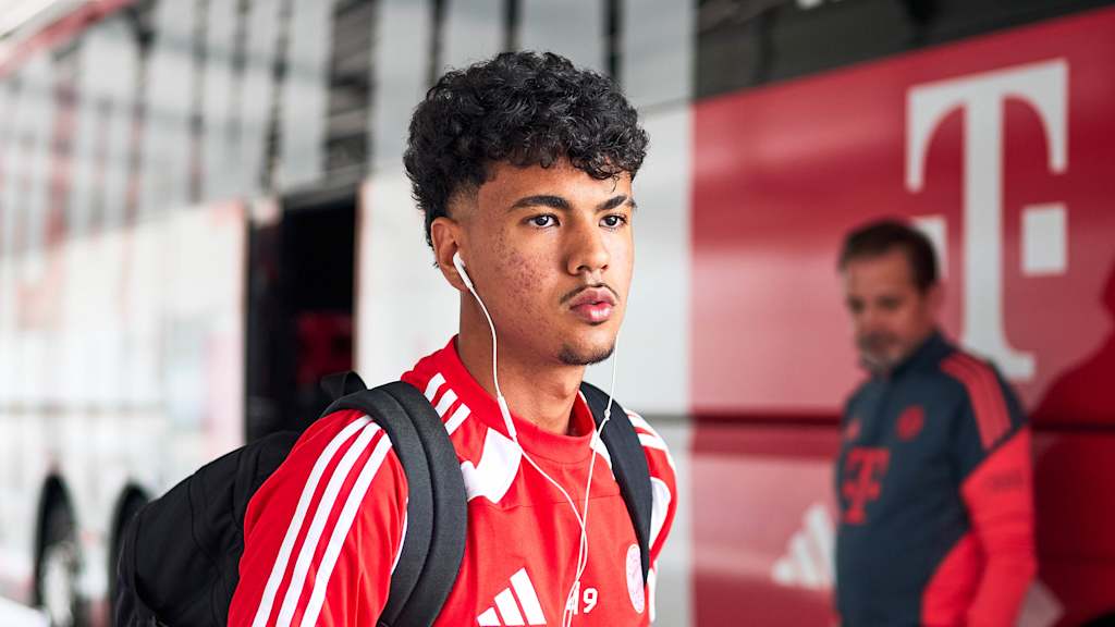 Adam Aznou in FC Bayern training at Säbener Straße