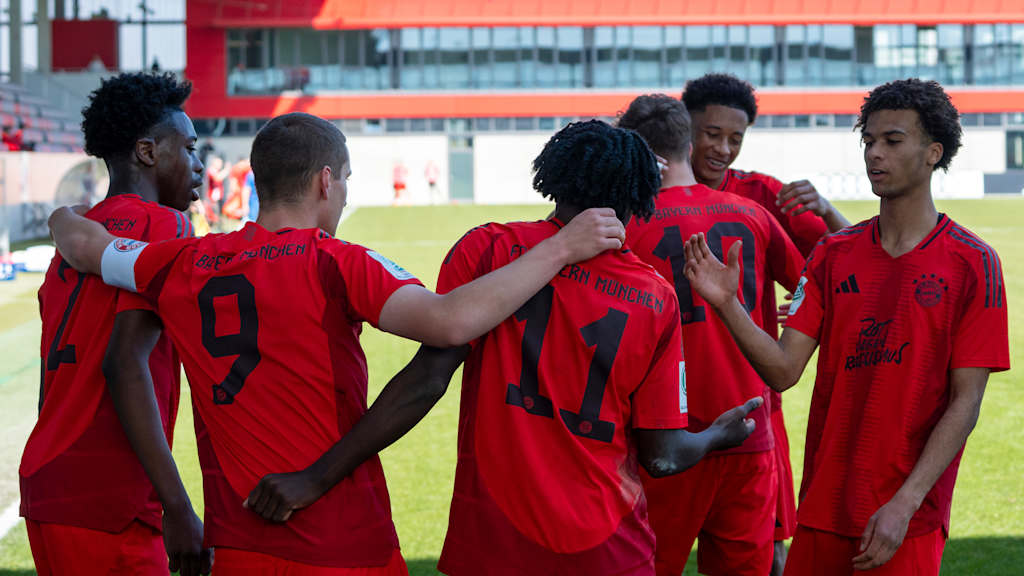 Die U17 des FC Bayern bejubelt einen Treffer im Heimspiel am FC Bayern Campus.