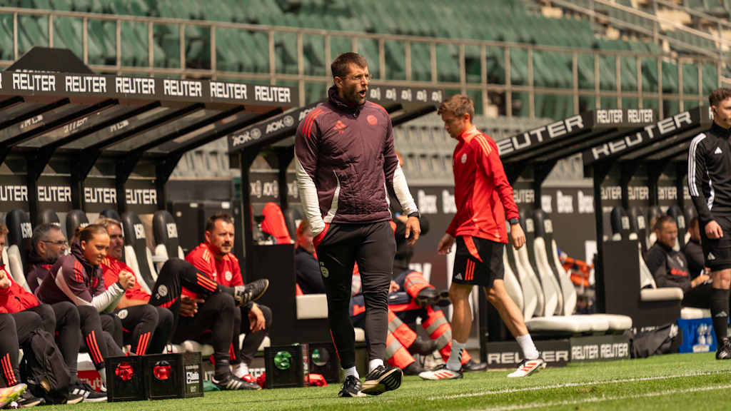 Patrick Kaniuth, Trainer der FC Bayern U17, steht neben dem Spielfeld in Mönchengladbach.