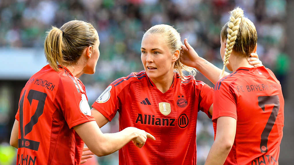 Magdalena Eriksson bejubelt mit Sydney Lohmann und Giulia Gwinn ein Tor der FC Bayern Frauen.