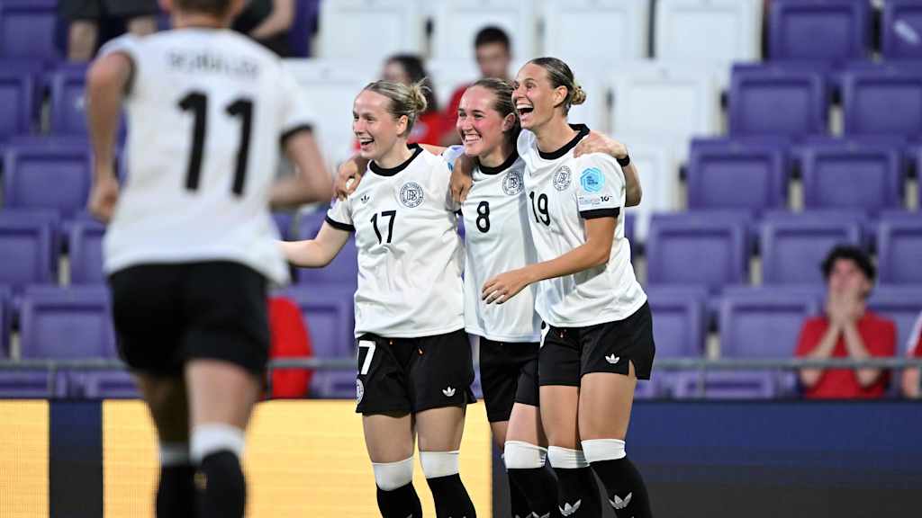 Franziska Kett, Sydney Lohmann und Klara Bühl jubeln Arm in Arm im Trikot der deutschen Nationalmannschaft