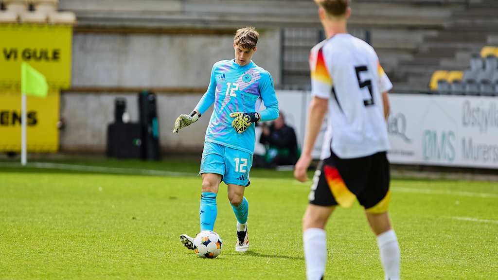 Max Schmitt mit dem Ball am Fuß im Länderspiel.