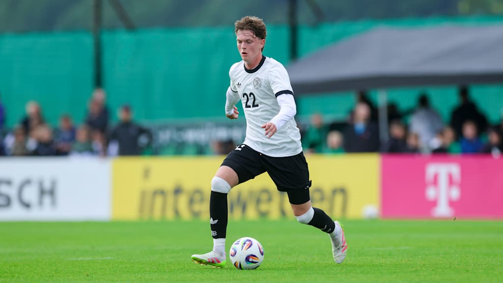 Paul Wanner mit dem Ball am Fuß im Trikot der deutschen Nationalmannschaft.
