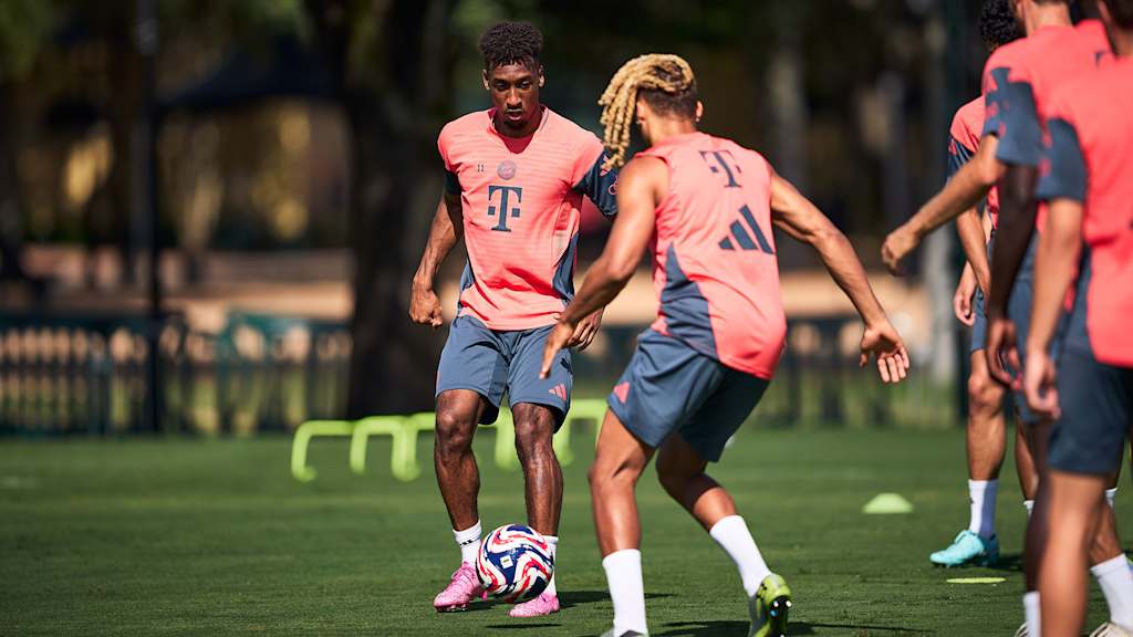 Kingsley Coman passt einen Ball im Training des FC Bayern